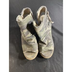 Very G Gypsy Jazz Camo Wedge Women Size 7